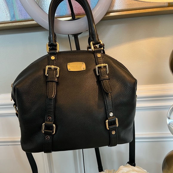 Michael Kors Handbags - LIKE NEW Michael Kors 2-Way Handbag